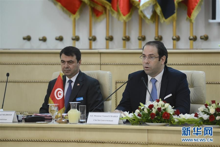 7月24日，在突尼斯首都突尼斯市，突尼斯總理優素福·沙赫德（右）出席第二次地中海移民問題聯絡小組會議並講話。(圖源：新華網)