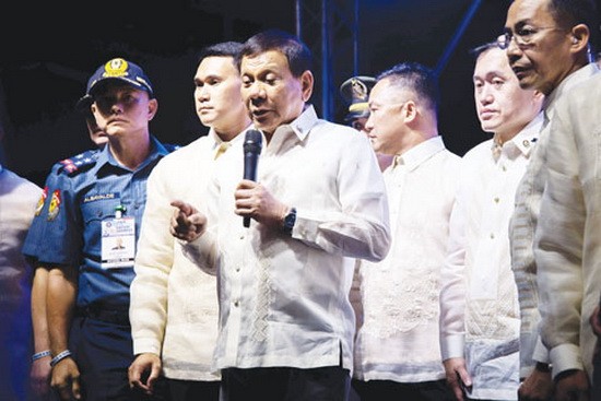 菲律賓總統杜特爾特在計順市國會大樓發表完第二份國情咨文後，在國會大樓外面對反對他的集會者。（圖源：AFP）