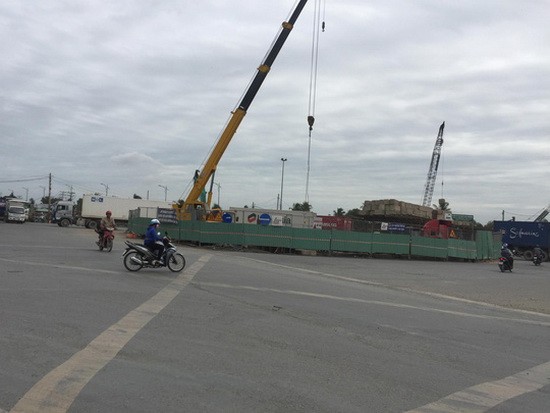 施工中的美水環島交通樞紐項目在竣工後將有助緩解桔萊港 區域的交通堵塞。