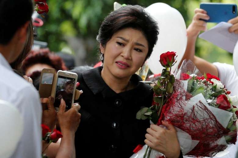 泰前總理英祿21日出庭時面對支持者洒淚。（圖源：）