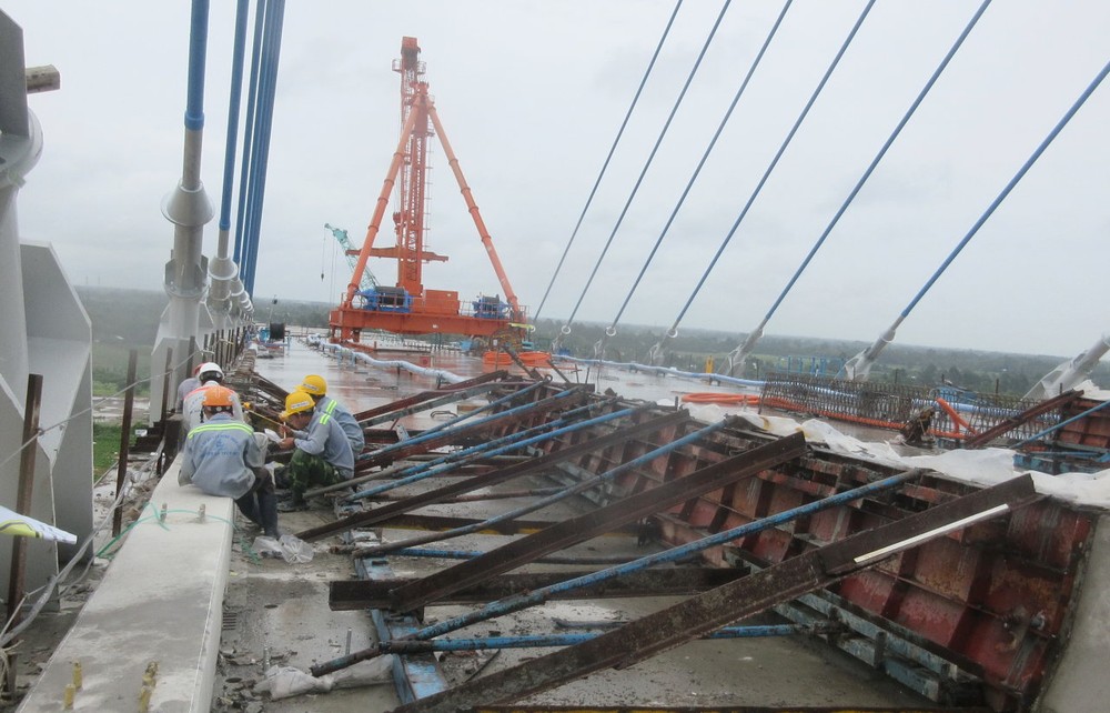 經逾3年施工架設橫跨後江，並連接同塔省與芹苴市的環貢橋已完成了93%工作量，預計將於今年9月份合龍，11月通車。（資料圖源：英軍）