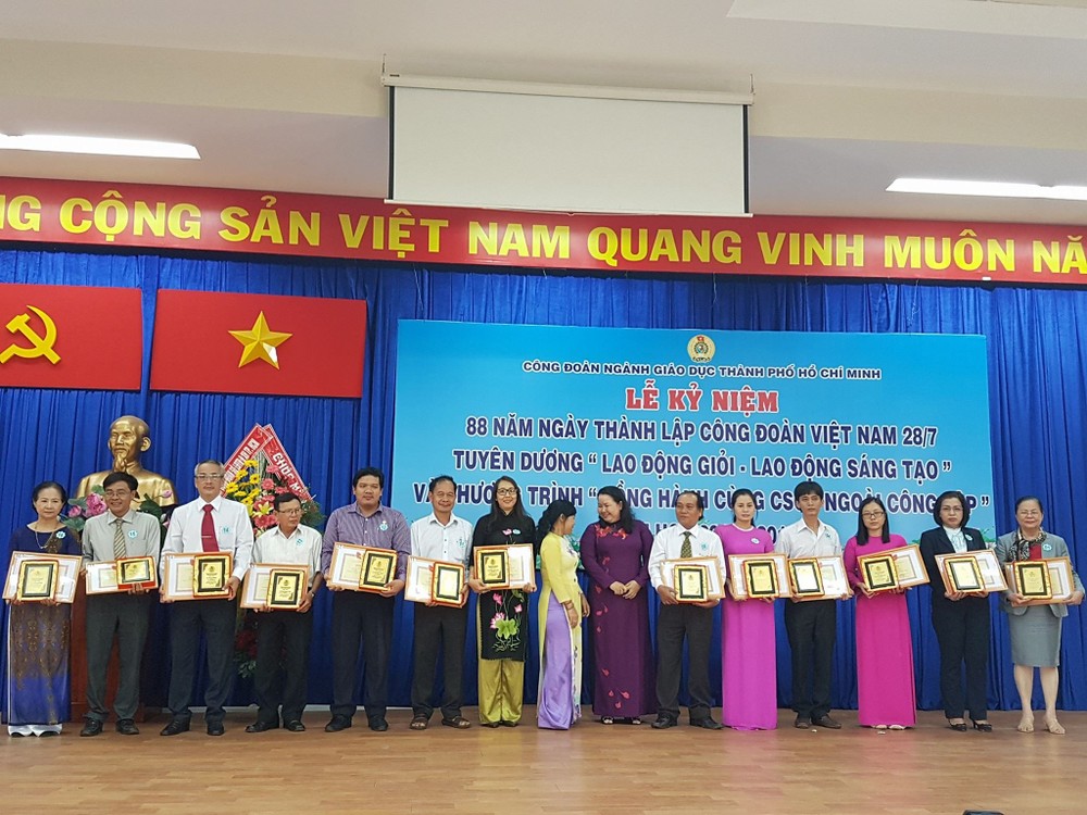 市教育與培訓廳代表人在阮友壽學校舉辦慶祝越南工會成立88週年暨越南教育工會成立日聚會上向優秀教師頒發獎狀。（圖源：阮友壽學校）