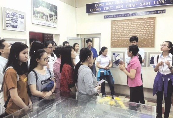 學生參觀華人革命傳統室。（圖片來源：仁建）