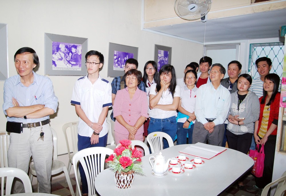 本報青年創作俱樂部會員參觀市華人革命傳統室。