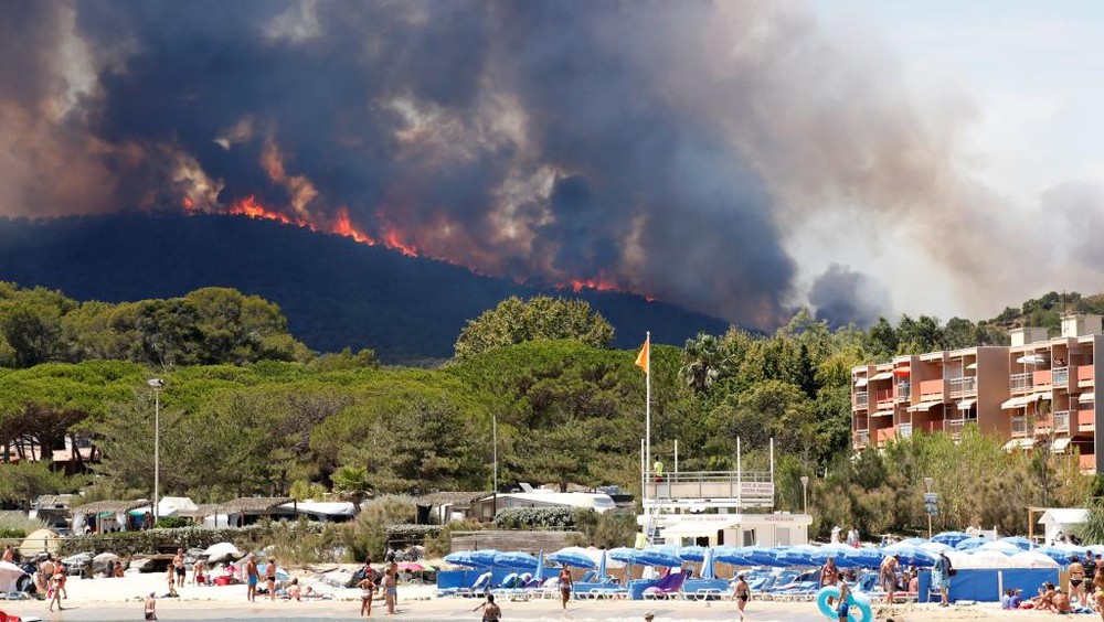 法國東南部森林大火已持續兩天，從Bormes-les-Mimosas海濱看到山火濃煙。(圖源：路透社)
