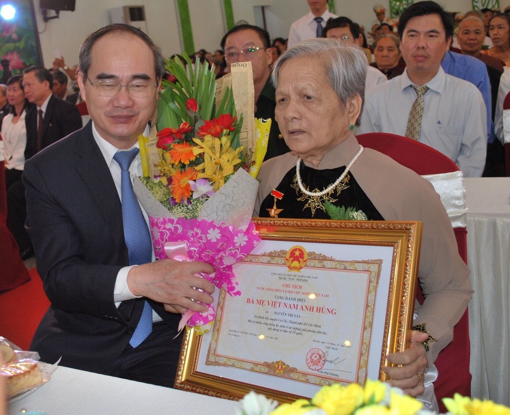 市委書記阮善仁向阮氏細老大娘轉授 越南英雄母親國家榮譽稱號。
