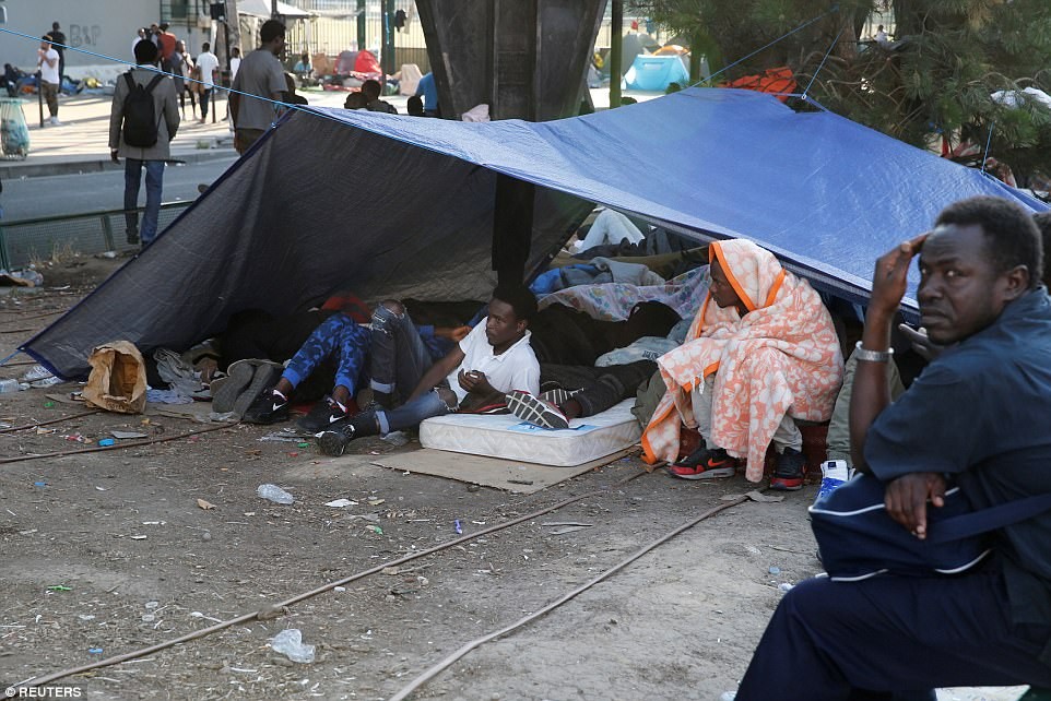 圖為在法國露宿街頭的難民。（圖源：路透社）