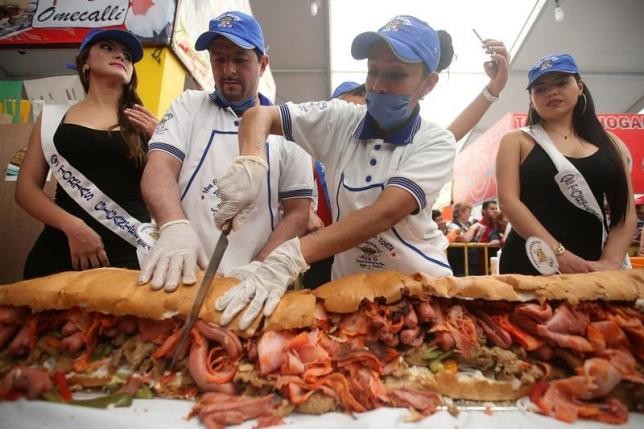墨西哥製作全球最大三明治，供群眾大快朵頤。（圖源：路透社）