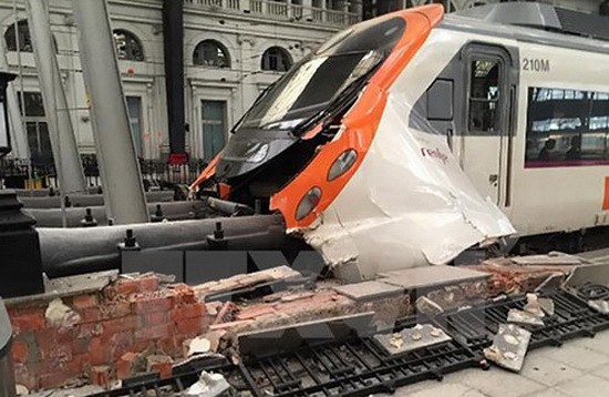 發生事故的列車車頭部分損毀。(圖源：互聯網)