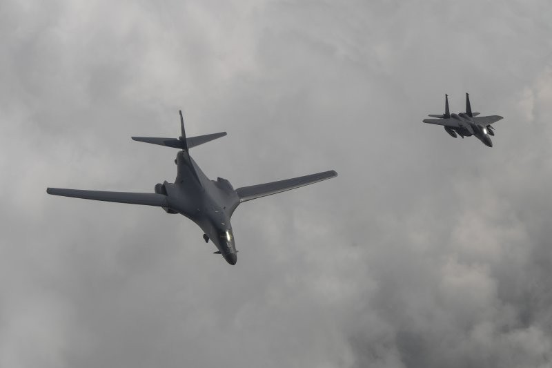 2017年7月30日，美軍出動2架B-1B「槍騎兵」戰略轟炸機飛臨朝鮮半島上空。（圖源：AP）