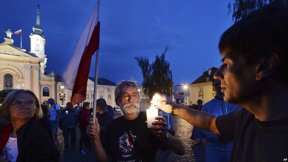 波蘭民眾舉行遊行抗議司法改革。（圖源：互聯網）