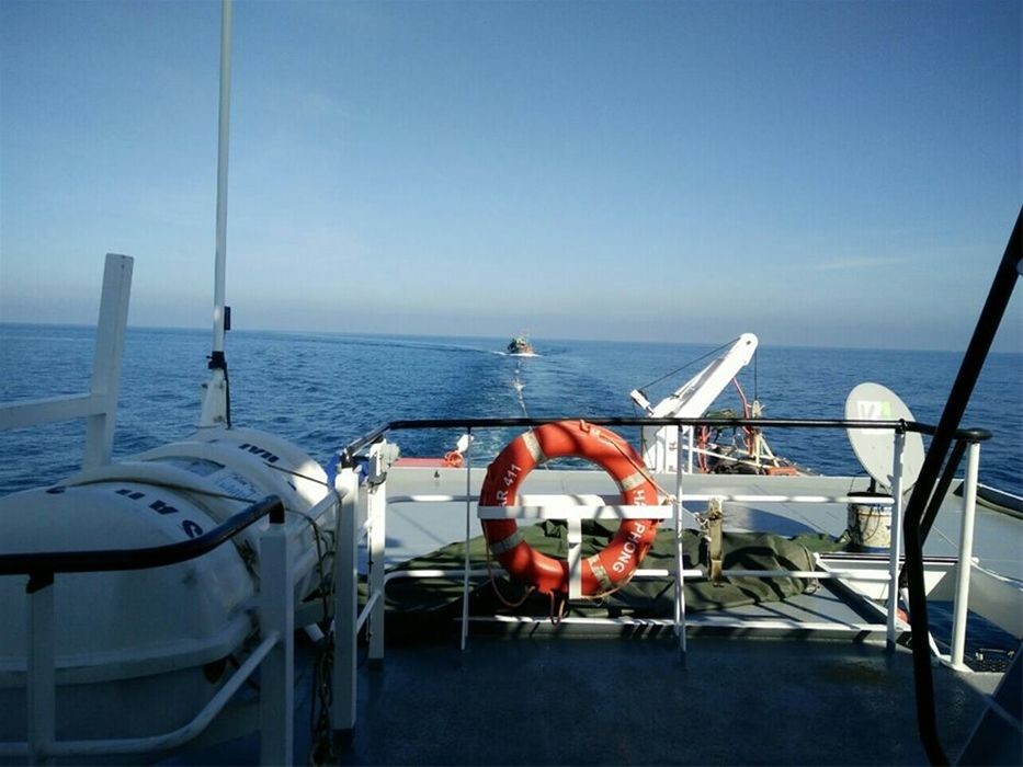 圖為SAR 411救護船拖帶遇險的編號NA93362TS漁船及17名船員安全送抵乂安省爐門港口。