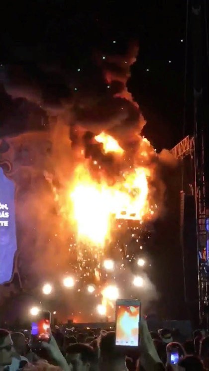 西班牙巴塞羅那附近一場電子音樂節的舞台突然起火，狂歡者四處奔逃，現場超過2萬2000人受到疏散。（圖源：路透社）