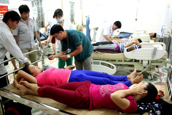 因誤食野生蘑菇而中毒的10名病人在乂安省桂豐縣醫療中心接受治療。（圖源：沸元）