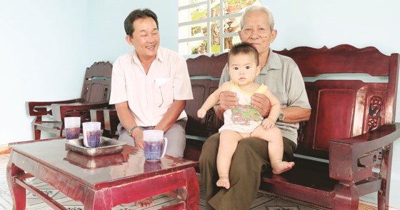 現年87歲寓居古芝縣的榮軍陳維友，安坐在新建住房中含飴弄孫。