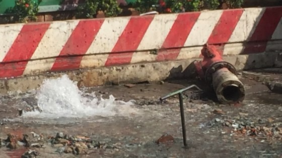 阮居貞-貢瓊街交通環島區域的一根消防栓被撞斷，導致水流不止。（圖源：互聯網）