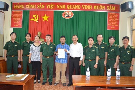在越南海域遇險的馬來西亞籍公民蘇海米(左五)在移交儀式上合影。（圖源：文名）