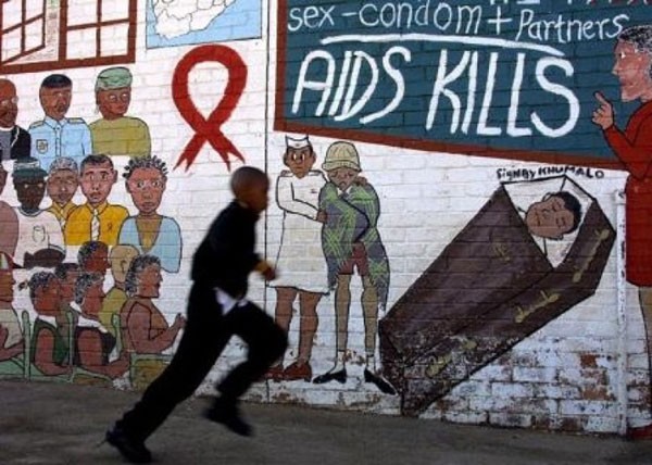 南非愛滋病感染者突破 700 萬。圖為南非街頭壁畫提醒人們防範愛滋病。（圖源：互聯網）