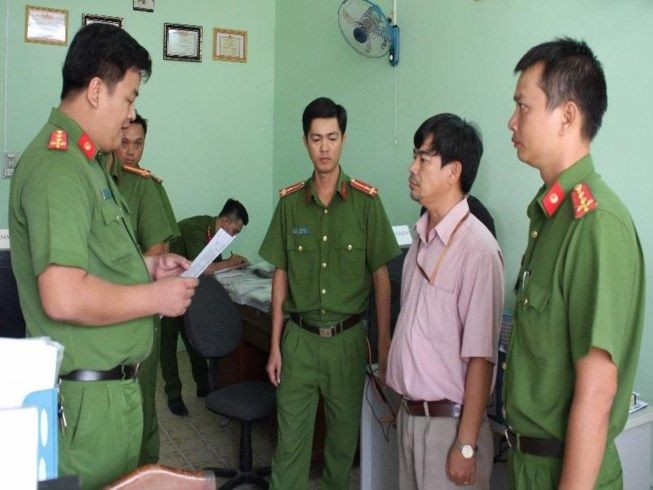 陳俊傑(右二)在聽公安宣讀緊急逮捕通報。（圖源：在線法律網）