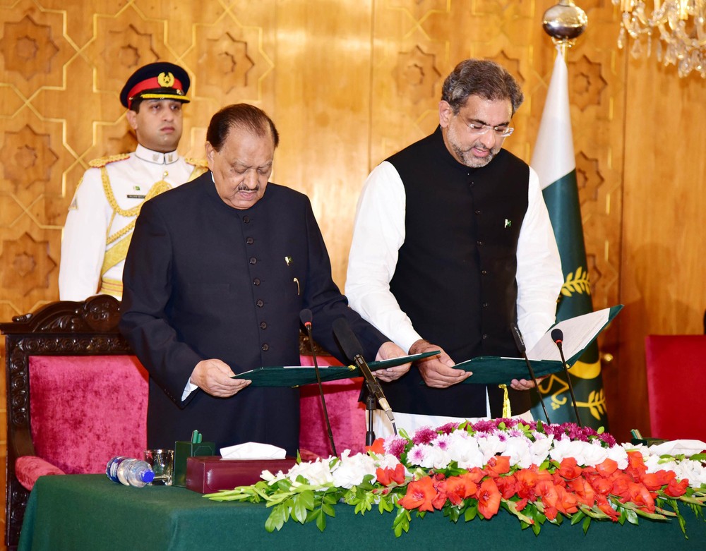 沙希德‧哈坎‧阿巴西（右）出席巴基斯坦總統侯賽因（左）為其主持的新任總理宣誓就職儀式。（圖源：新華網）