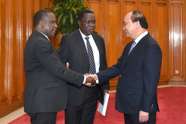 政府總理阮春福(右)與坦桑尼亞聯合共和國農業、畜牧業和漁業部長查爾斯·蒂澤巴（Charles J. Tizeba）握手。（圖源：VGP）