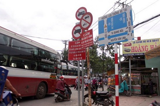 50號國道-阮文靈大道四岔路上佈滿各個交通警示牌。