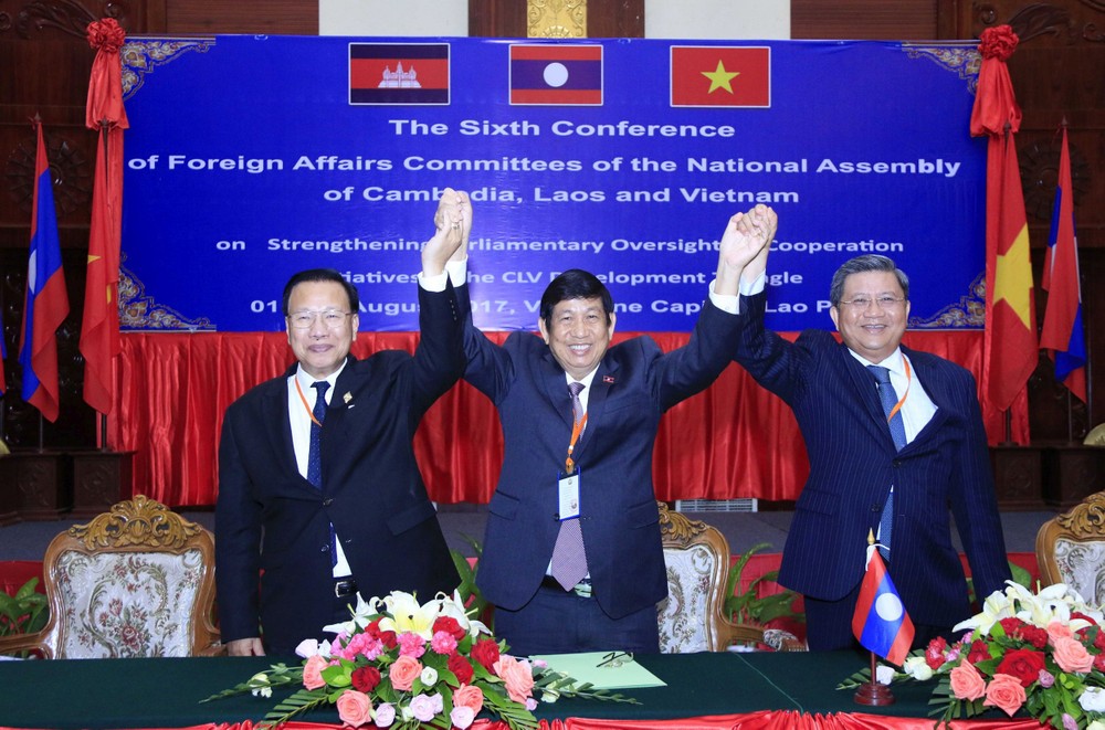 ３國團長簽署會議聯合聲明後握手。（圖源：越通社）