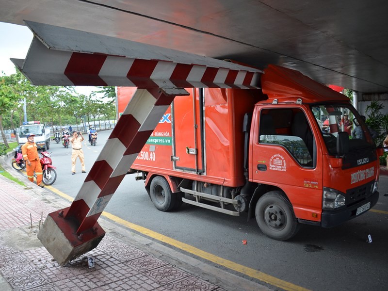 編號51C-500.40卡車廂卡在橋下的限高杆，導致現場交通受阻。（圖源：H.Tâm）