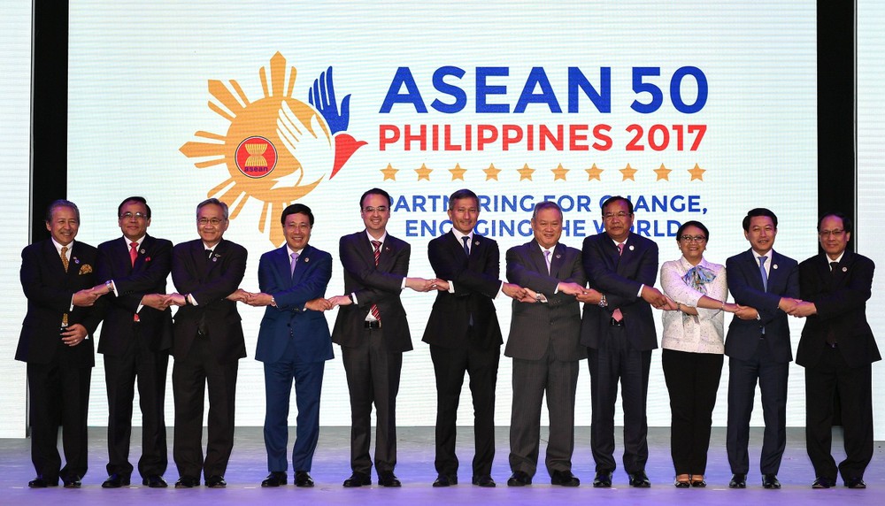 政府副總理、外交部長范平明（左四）出席AMM50會議。（圖源：越通社）