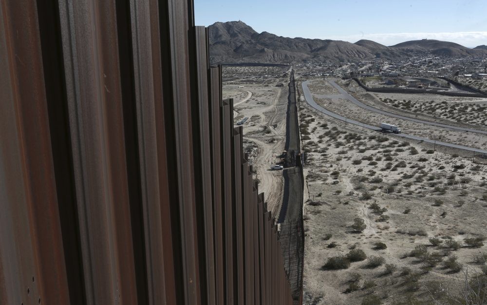 位於美國新墨西哥州桑蘭德公園與墨西哥Anapra地區的邊境隔離牆。(圖源：互聯網