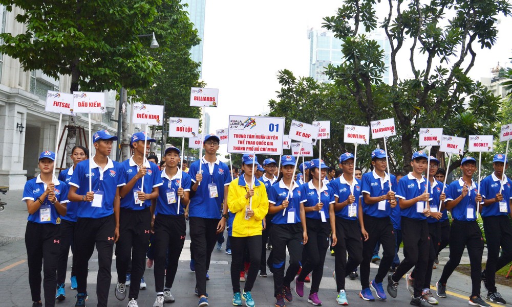 上千運動員與教練在阮惠步行街出發。（圖源：磊磊）