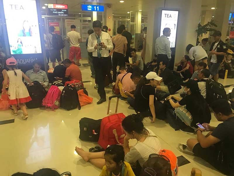 乘客們因為航班多次延後而滯留於機場苦等。