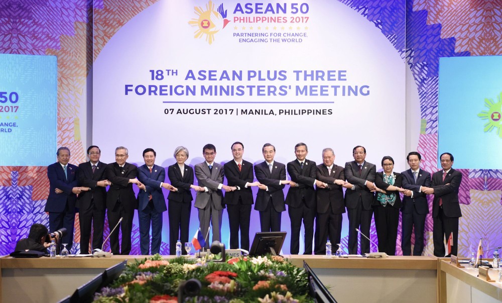 范平明外交部長（左四）在會議前同其他與會者合影。（圖源：越通社）