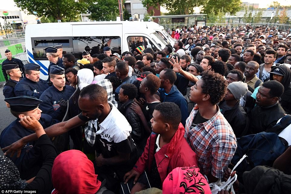 法國政府預計將重新安置1600名難民，但最終至少有2500人被疏散。此次疏散行動是巴黎近兩年來第34次類似行動。(圖源:AFP)