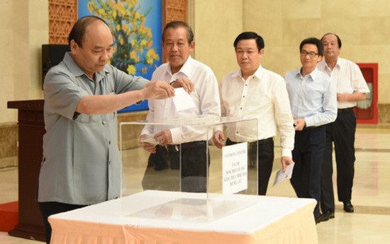 阮春福總理(左)及各副總理、部長向災民捐款。