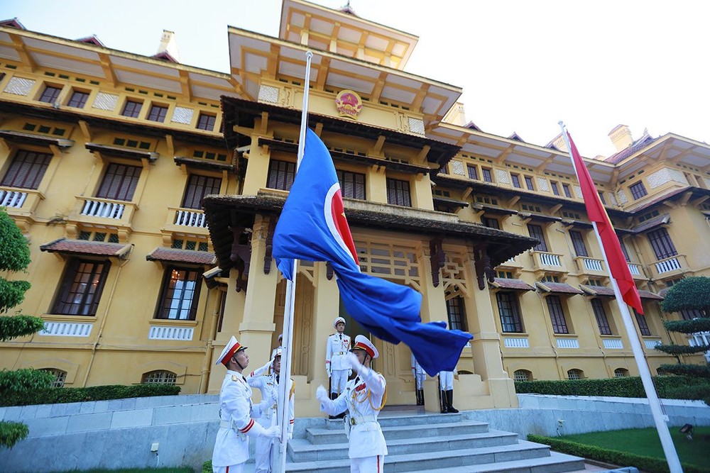 我國外交部值東盟(東協)成立50週年紀念，昨(8)日在河內外交部總部舉行了東盟升旗儀式。（圖源：越英）