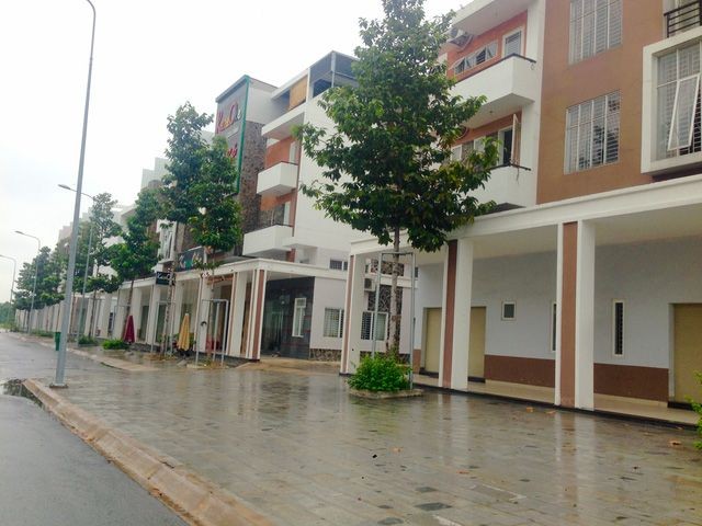 平陽省新城市的現代化住房較多，但沒人居住。