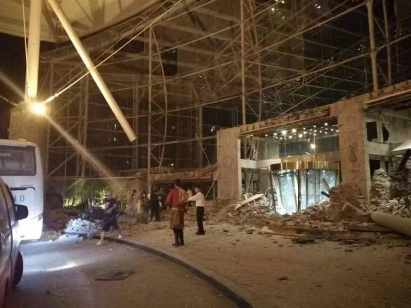 四川九寨溝發生強震，九寨天堂洲際大飯店嚴重受損，現場證實有人被壓埋。（圖擷取自微博）
