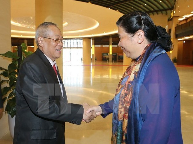 國會常務副主席從氏放(右)在國會大廈前廳迎接柬埔寨王國參議院第一副主席奈北納。（圖源：越通社）