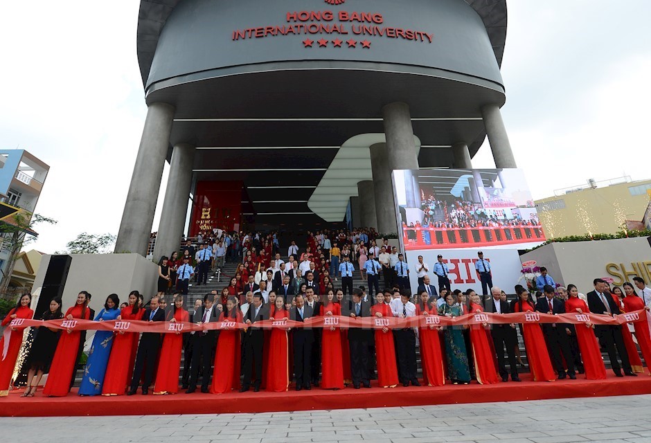 圖為鴻龐國際大學重建竣工剪綵儀式。（圖源：玄黎）
