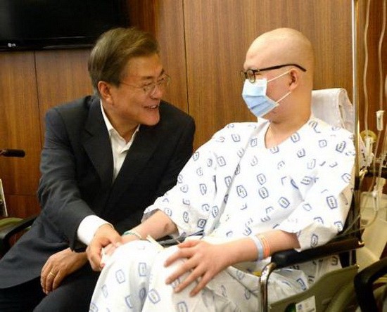 8月9日，文在寅（左）訪問位於首爾瑞草區的首爾聖母醫院，並與病人親切交談。（圖片來源：韓聯社）