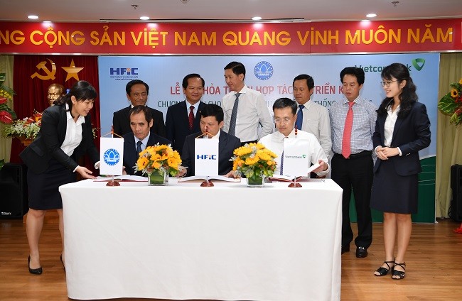 越南外貿銀行總經理范光勇（前排右一）與HFIC及Sawaco代表人簽訂三方合作協議。（圖源：）