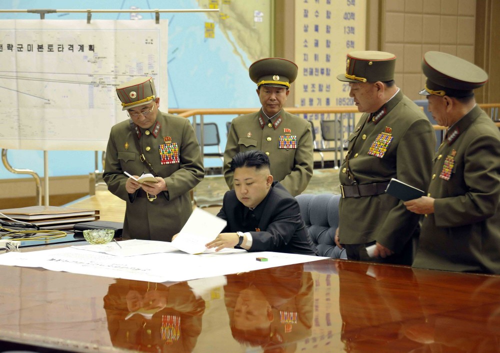 金正恩（前中）在朝鮮一個秘密地點主持緊急會議。（圖源：互聯網）