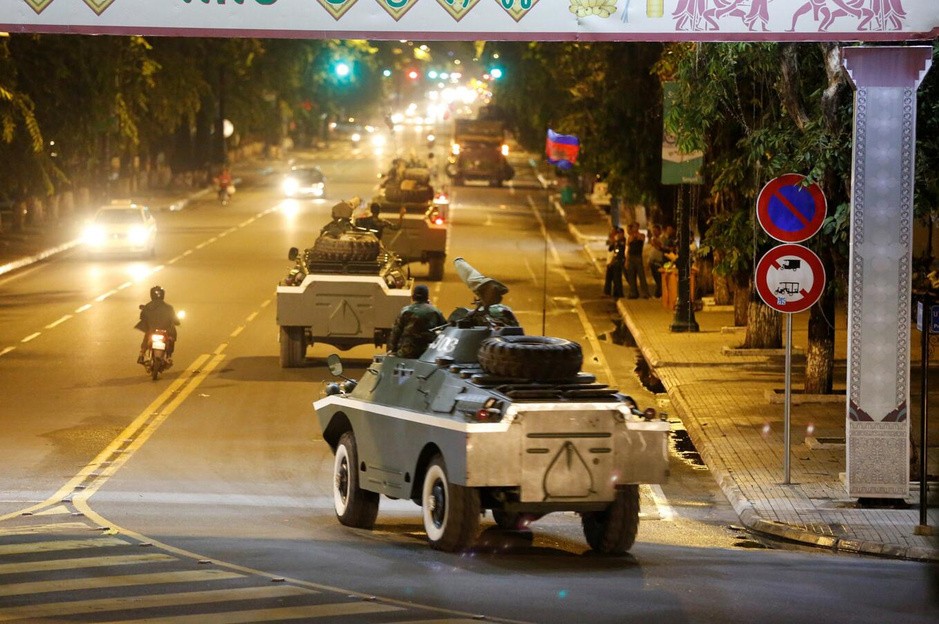 8月11日柬埔寨士兵坐在軍隊車上往柬老邊界方向移動。（圖源：路透社）