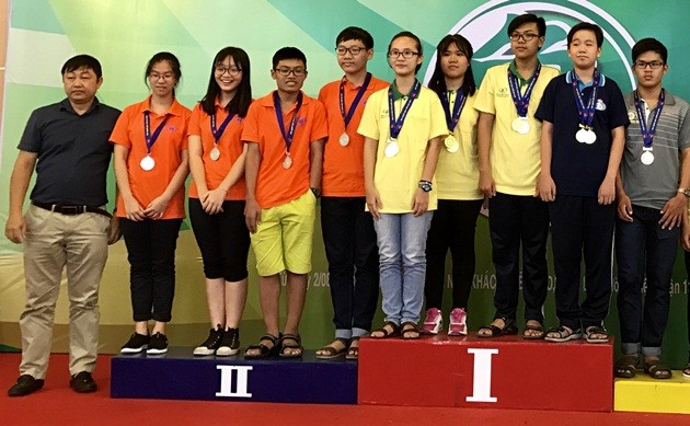 市象棋U15棋手們登上最高的領獎台上領獎並合影留念。