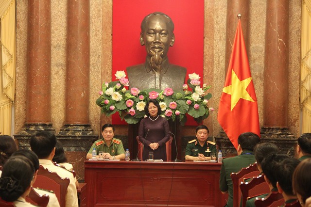 國家副主席鄧氏玉盛(中)在交流會上發表意見。（圖源：互聯網）