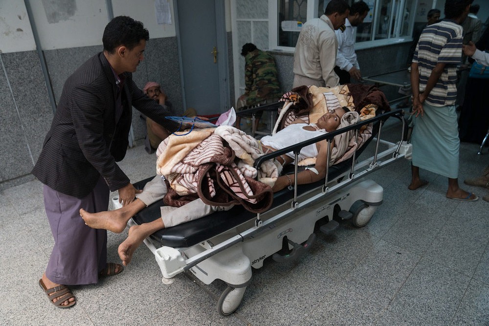 也門薩那的一名疑似霍亂病人被送醫治療。 （圖源：Giles Clarke/聯合國 