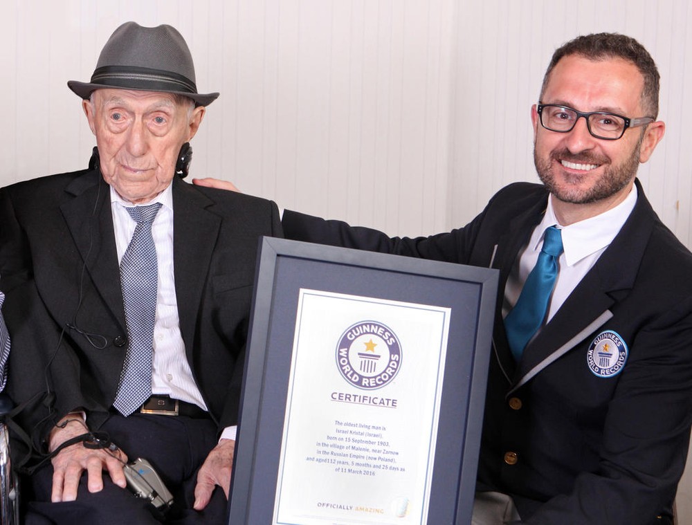 2016年3月11日訊，以色列人Kristal(右二)以112歲178天的高齡獲得吉尼斯世界紀錄頒發的世界最年長者證書。（圖源：互聯網）