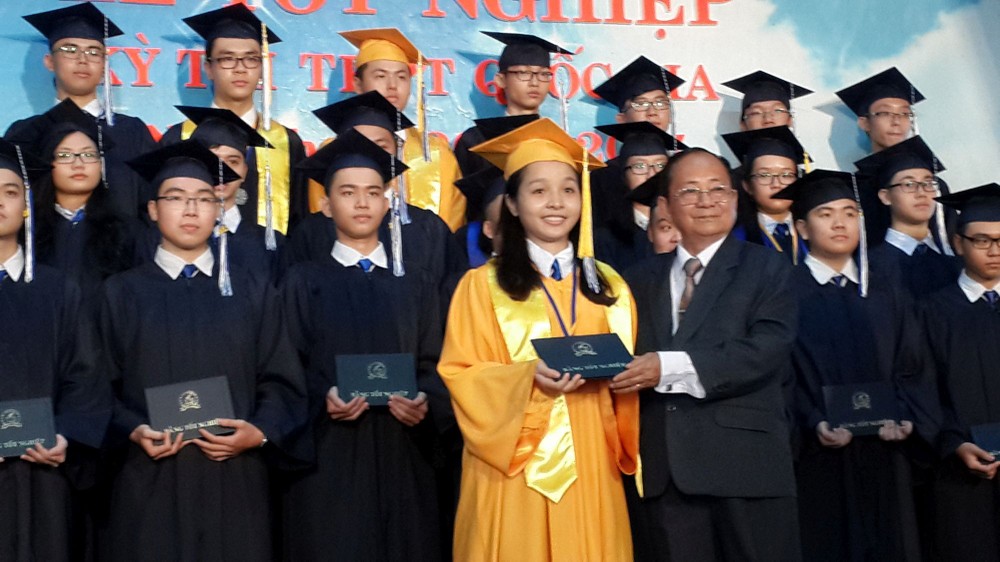 該校主席阮曰朗向畢業生頒發證書。