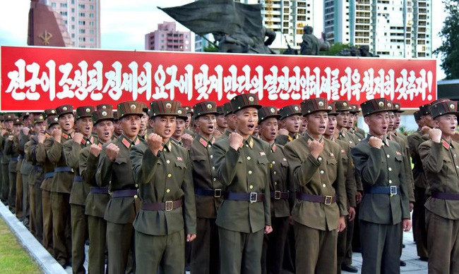 朝鮮軍人 8月10日舉行集會支持政府。（圖源：互聯網）